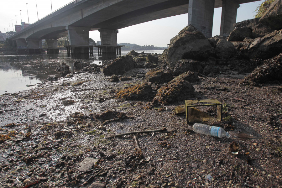Residentes de la zona denuncian residuos en la ría de O Burgo un año después del fin del dragado