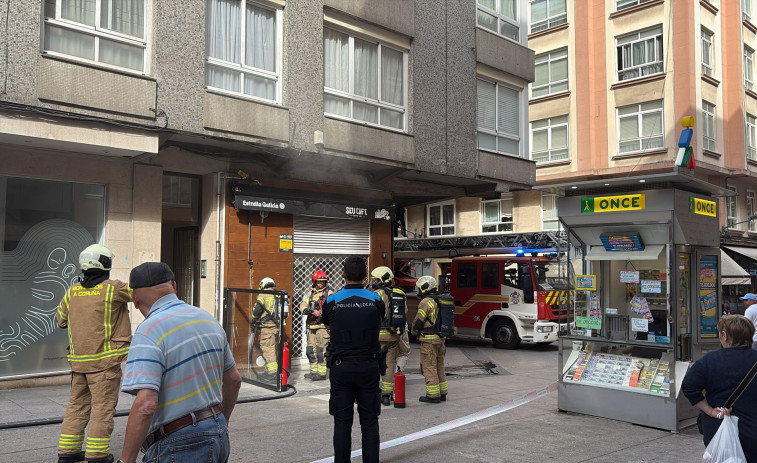 Los Bomberos de A Coruña acuden a un aviso de fuego en la calle Barcelona