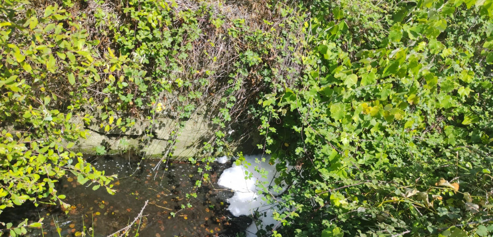 Los restos del incendio industrial de Bergondo alcanzan el río Maior y obligan a activar una alerta por vertido