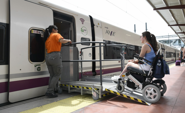 A Coruña estrena nueva plataforma para acceder en silla de ruedas al tren