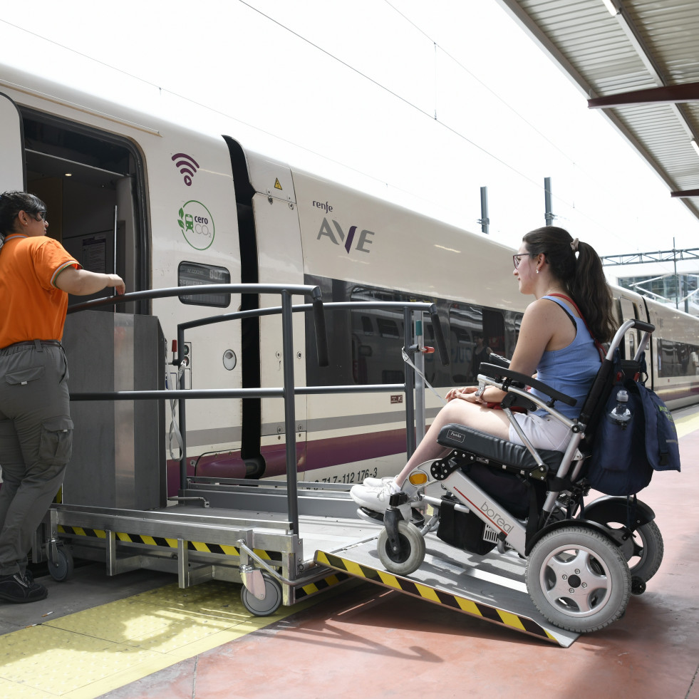 A Coruña estrena nueva plataforma para acceder en silla de ruedas al tren