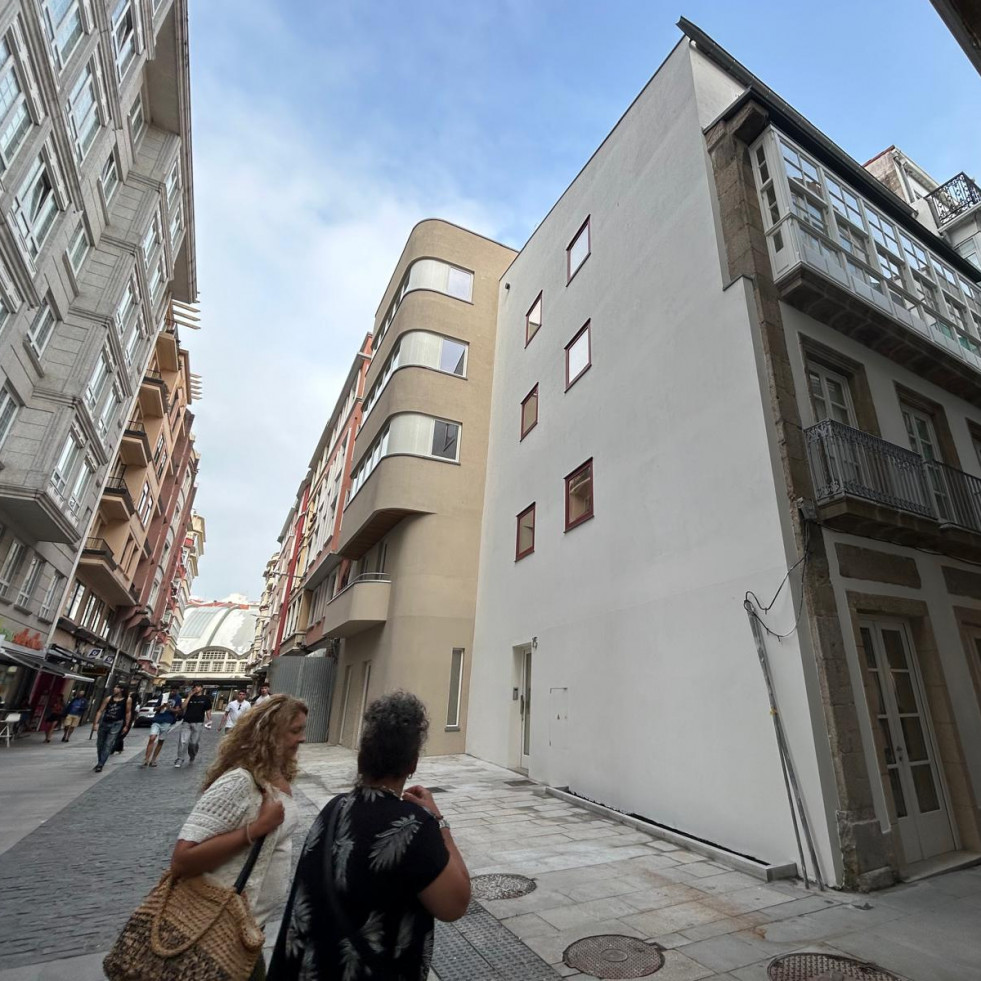 El edificio municipal de Pontejos, en A Coruña, descubre sus tres fachadas