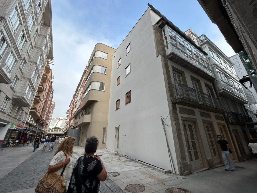 El edificio municipal de Pontejos, en A Coruña, descubre sus tres fachadas