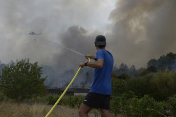 EuropaPress 6899732 persona colabora extincion incendio 12 agosto 2025 seixalbo ourense galicia 23040328