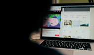 Miles de youtubers se rebelan contra la IA de verificación de edad de la plataforma por temor a perder privacidad