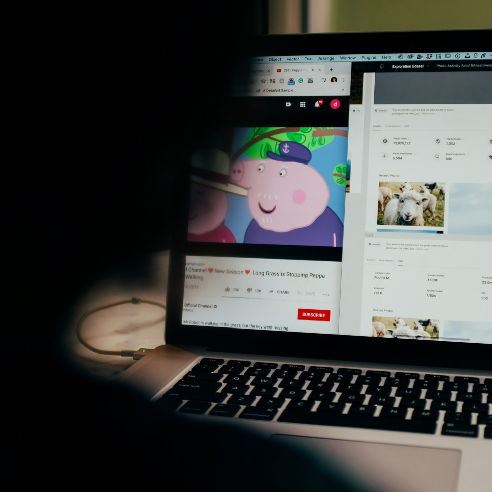 Miles de youtubers se rebelan contra la IA de verificación de edad de la plataforma por temor a perder privacidad