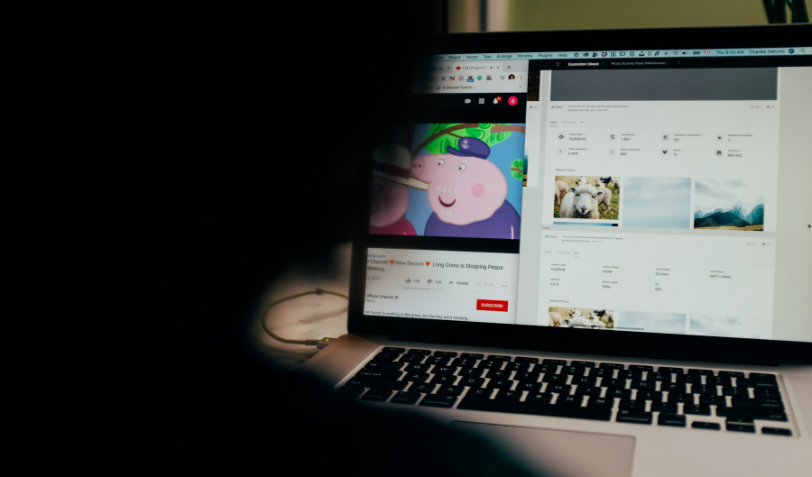 Miles de youtubers se rebelan contra la IA de verificación de edad de la plataforma por temor a perder privacidad