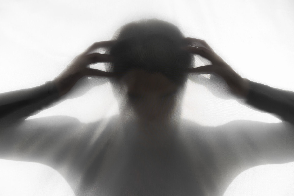 Silueta de adulto aterrador en estudio