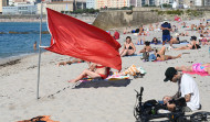 Prohibido el baño en un tramo de Riazor por la presencia de carabelas portuguesas en el agua