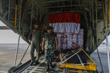 Personal militar embarca lotes de ayuda para Gaza