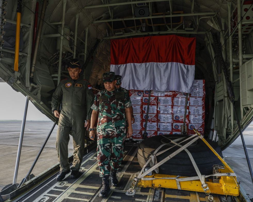 Personal militar embarca lotes de ayuda para Gaza