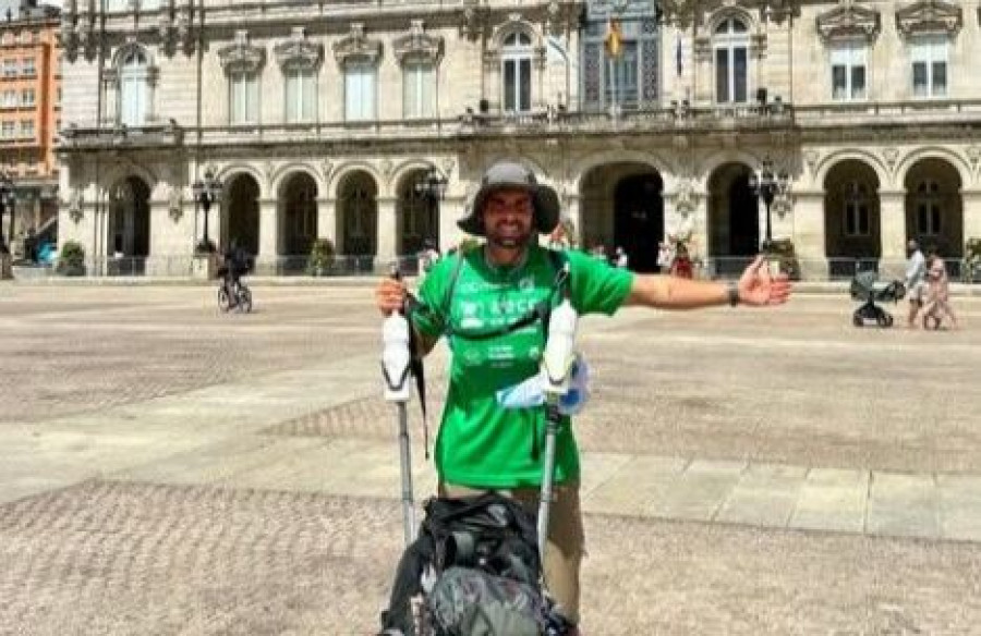 David Giménez, el joven que recorre la Península andando, llega a A Coruña