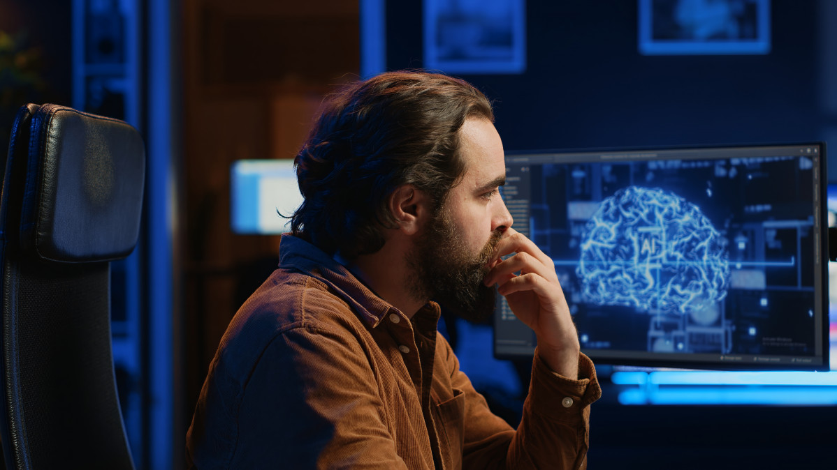 Programador usando computadora para actualizar las redes neuronales de ia bebiendo cafe