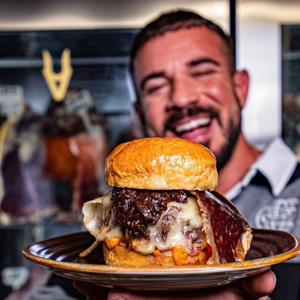 El influencer Cenando con Pablo presenta su hamburguesa en The Champions Burger de A Coruña