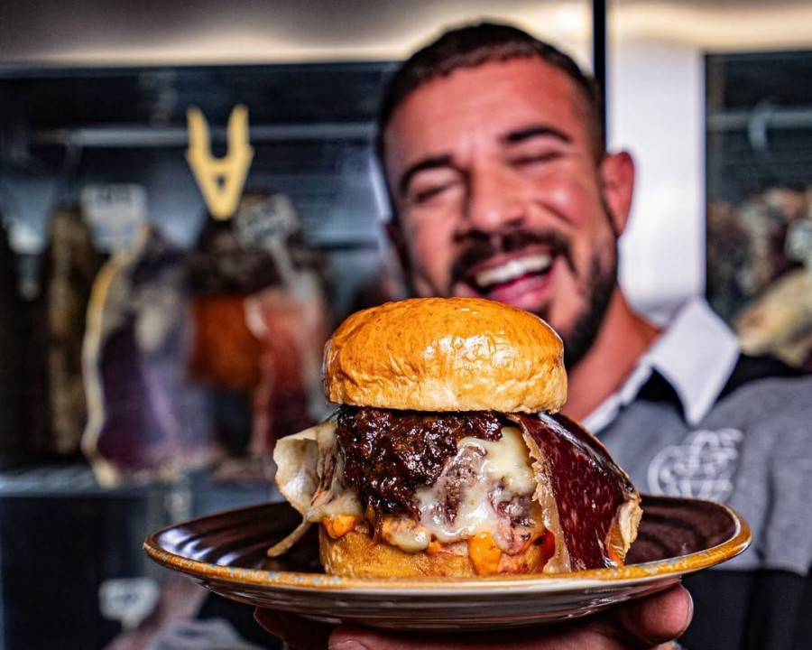 El influencer Cenando con Pablo presenta su hamburguesa en The Champions Burger de A Coruña