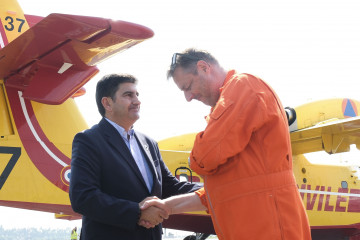Pedro Blanco recibe a los pilotos de los dos aviones franceses
