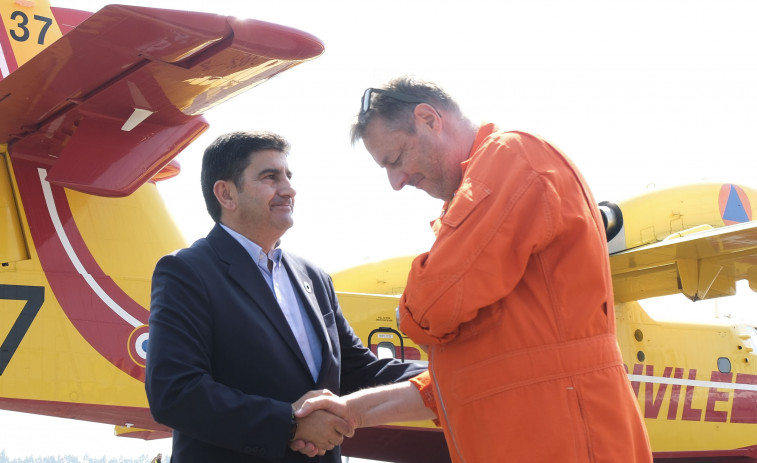 Aterrizan en Santiago los dos hidroaviones franceses que se suman para frenar los incendios