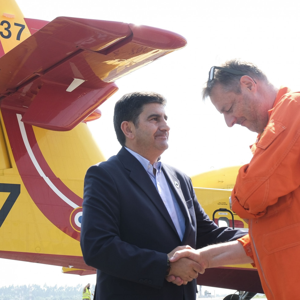 Aterrizan en Santiago los dos hidroaviones franceses que se suman para frenar los incendios
