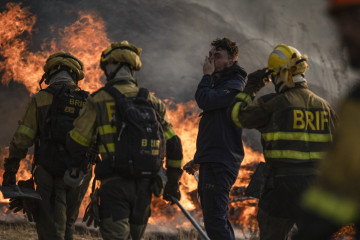 Los bomberos durante las labores de extinción del incendio que afecta este miércoles al municipio de Monterrei (Ourense). EFEBrais Lorenzo