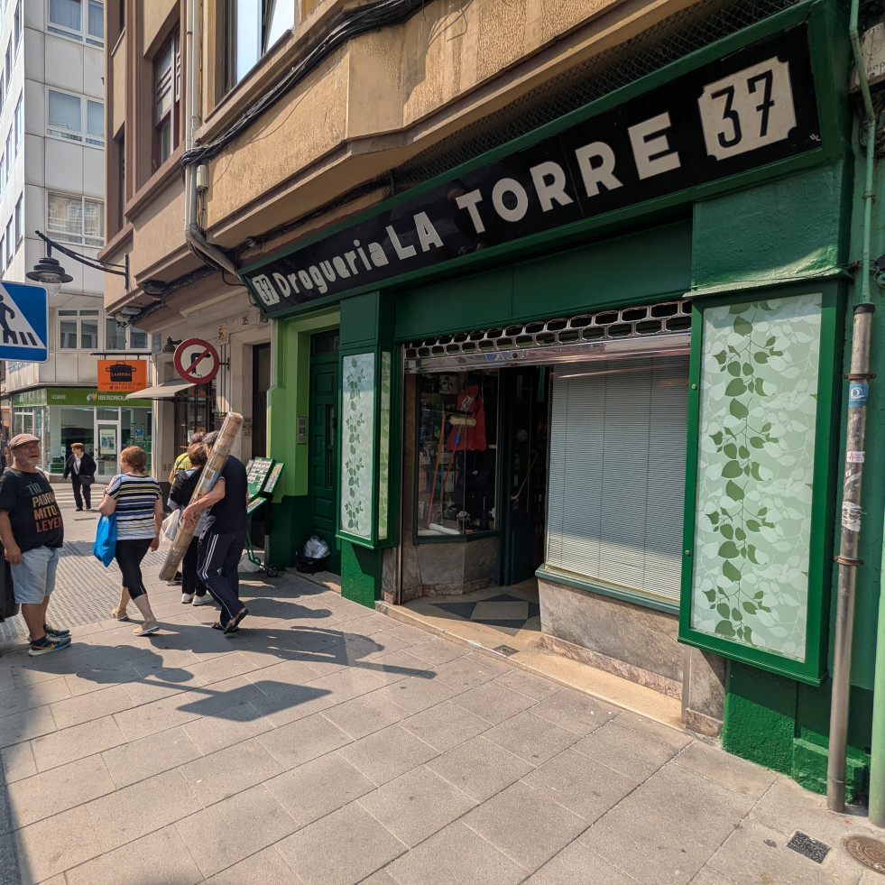 Carmen Pérez, que lleva desde 1971 en la calle de la Torre de A Coruña: “Vi épocas peores”