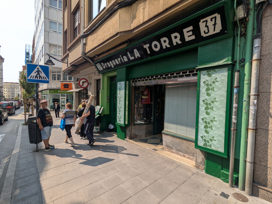 Carmen Pérez, que lleva desde 1971 en la calle de la Torre de A Coruña: “Vi épocas peores”