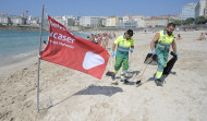 Otra oleada de carabelas obliga a cerrar al baño la playas de Riazor y Orzán