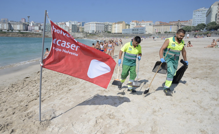 Otra oleada de carabelas obliga a cerrar al baño la playas de Riazor y Orzán