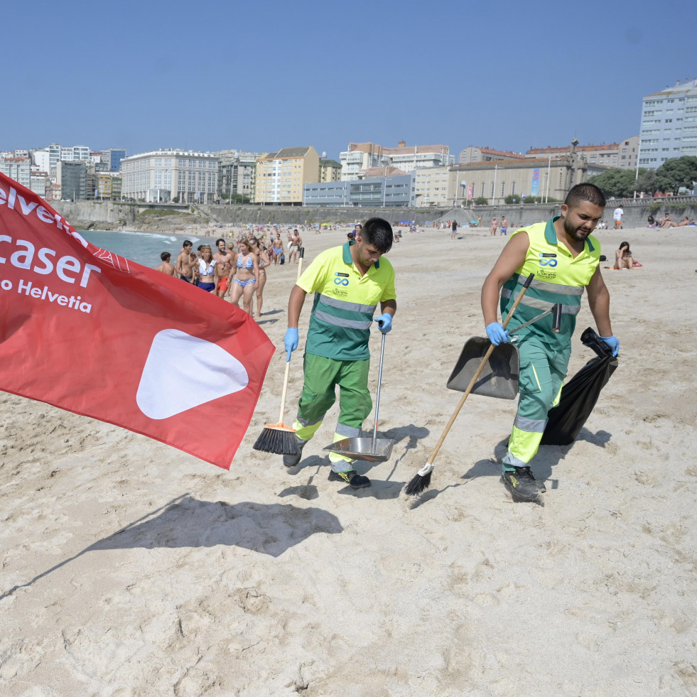 Otra oleada de carabelas obliga a cerrar al baño la playas de Riazor y Orzán