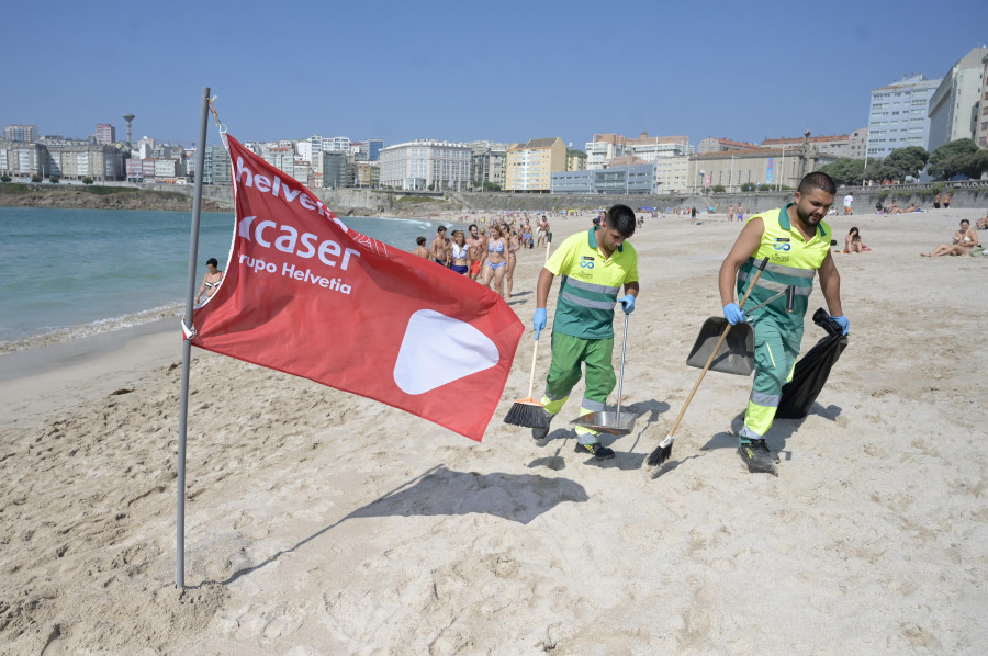 Otra oleada de carabelas obliga a cerrar al baño la playas de Riazor y Orzán