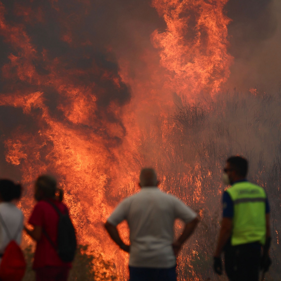 La ola de incendios deja otra noche dura en Ourense: pueblos aún confinados en Monterrei, Oímbra y Cualedro