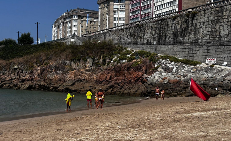 Bandera roja en la playa de Matadero: la Batalla Naval se prepara para iluminar A Coruña esta noche