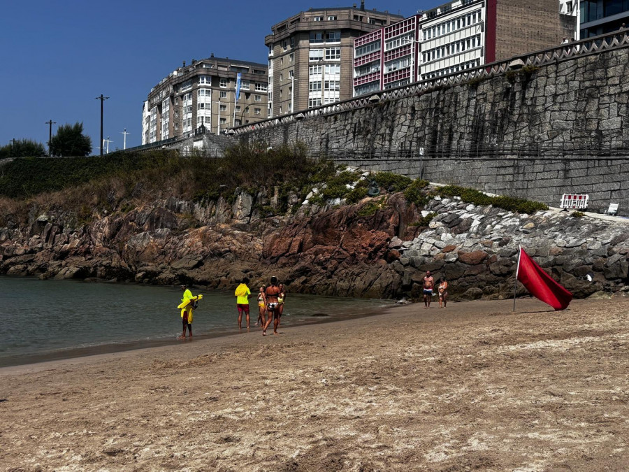Bandera roja en la playa de Matadero: la Batalla Naval se prepara para iluminar A Coruña esta noche
