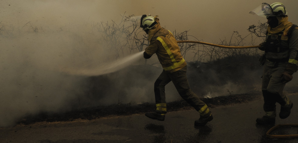 Siguen graves los brigadistas y el bombero heridos en Ourense