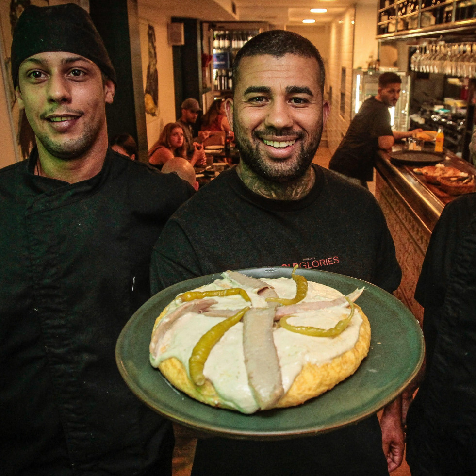 Los surfistas de A Coruña reinventan la tortilla de Betanzos