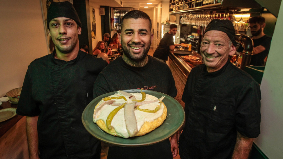 Los surfistas de A Coruña reinventan la tortilla de Betanzos