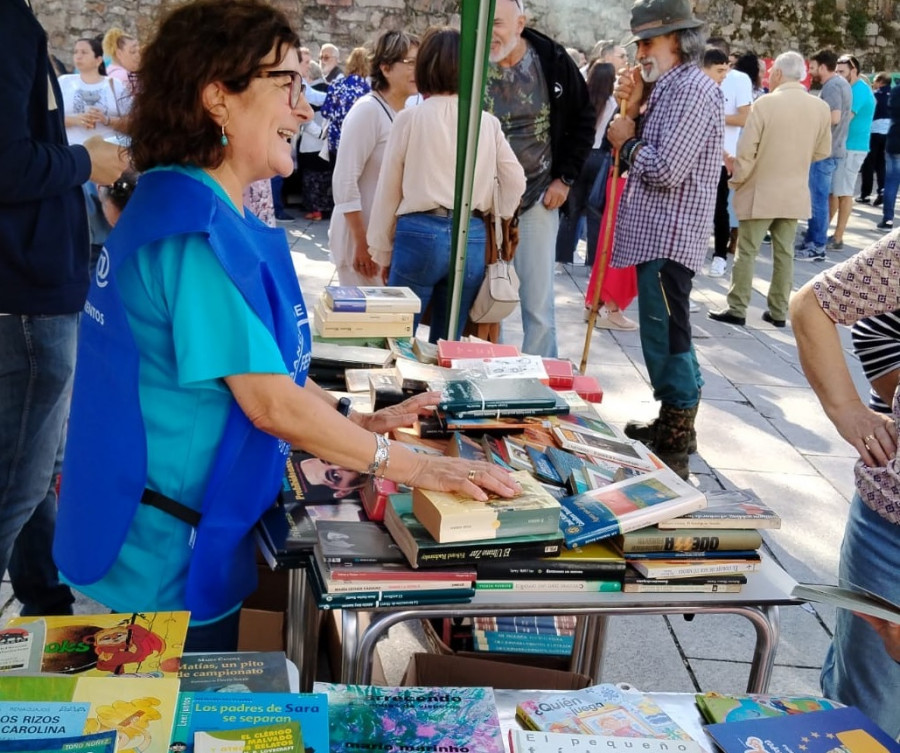Pastoriza, en Arteixo, muestra su lado más solidario: libros por alimentos