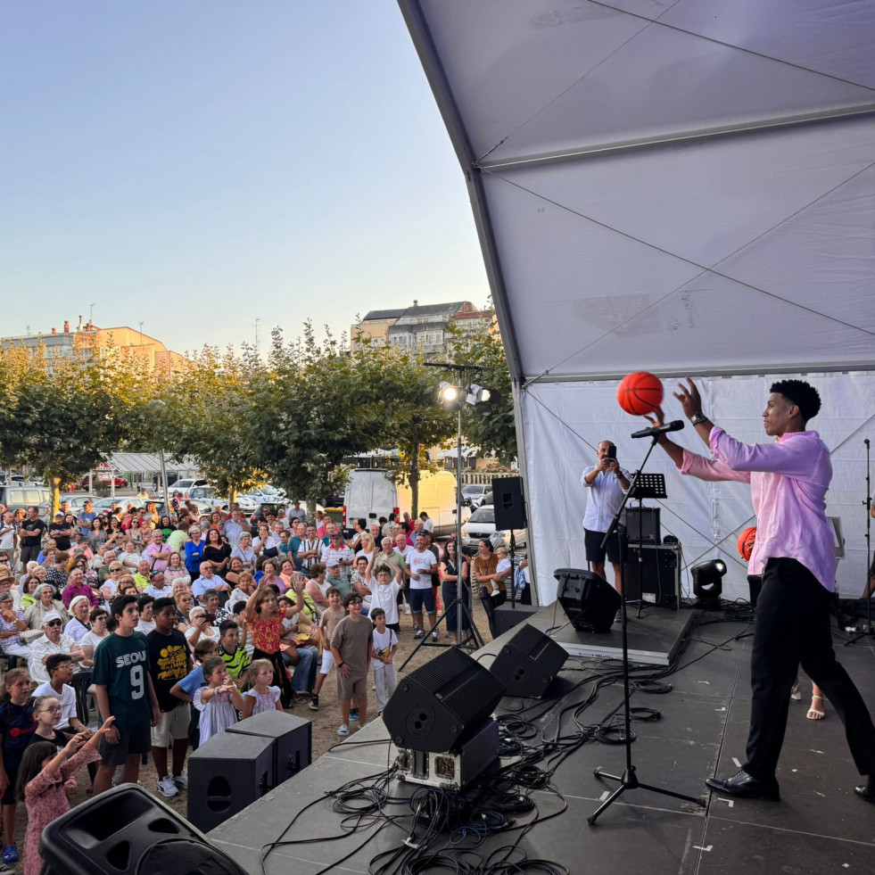 Tyson Pérez fai o 'saque inicial' das Festas de Sada