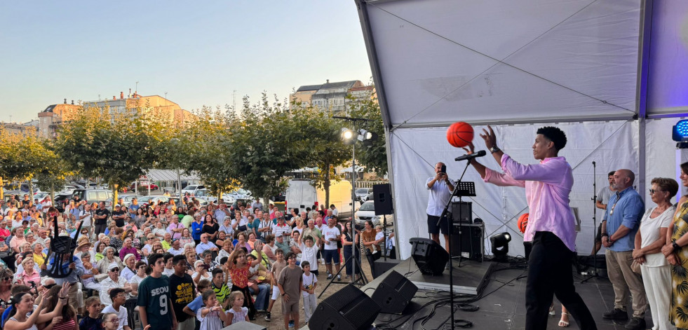 Tyson Pérez fai o 'saque inicial' das Festas de Sada