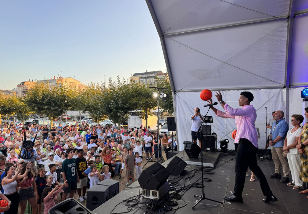 Tyson Pérez fai o 'saque inicial' das Festas de Sada