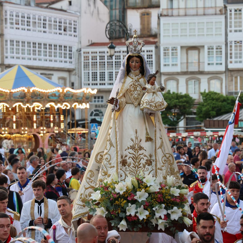 La ciudad honra ‘desbordada’ a su copatrona,  Santa María do Azougue ‘A Gareliña’