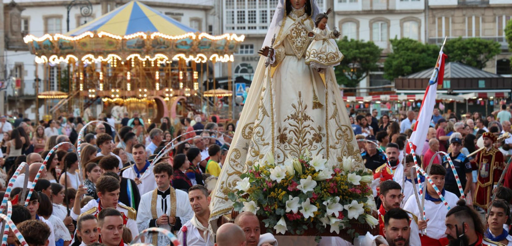 La ciudad honra ‘desbordada’ a su copatrona,  Santa María do Azougue ‘A Gareliña’