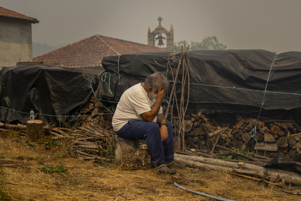 CUALEDRO (OURENSE), 15/08/2025.- Un vecino apesadumbrado por el incendio de Cualedro, en Ourense.La medida de confinamiento por los incendios se ha levantado para más de 200 personas en distintos pun
