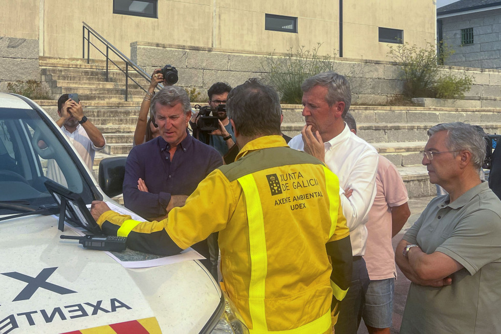 CHANDREXA DE QUEIXA (OURENSE), 13/08/2025.- El presidente del Partido Popular, Alberto Núñez Feijóo, visita esta tarde el puesto de control de mando avanzado de extinción de incendios de Chandrexa
