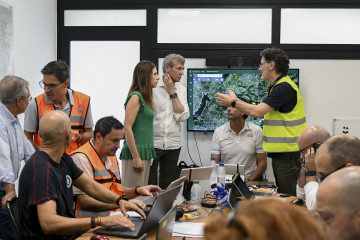 OURENSE, 15/08/2025.- El presidente de la Xunta, Alfonso Rueda, durante la visita que ha realizado con la conselleira de Medio Rural, María José Gómez, al Centro de Coordinación Operativa (CECOP) 
