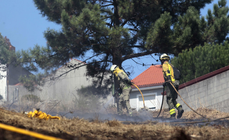 Un incendio calcina 3.000 metros de superficie en A Maceira, Arteixo