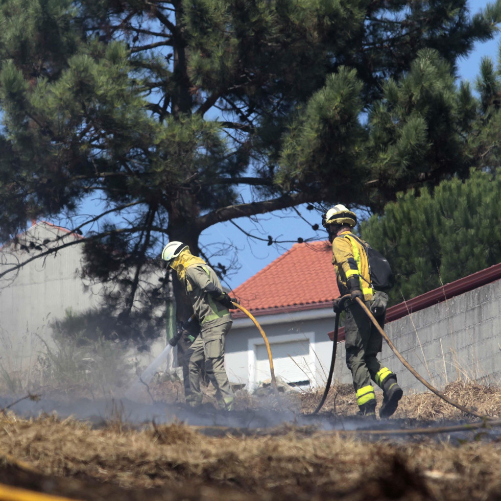 Un incendio calcina 3.000 metros de superficie en A Maceira, Arteixo