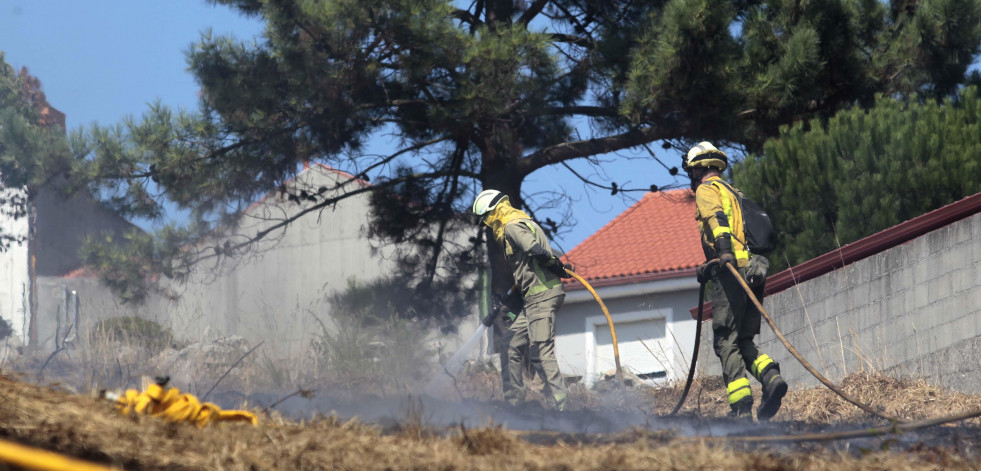 Un incendio calcina 3.000 metros de superficie en A Maceira, Arteixo