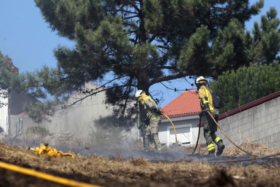 Un incendio calcina 3.000 metros de superficie en A Maceira, Arteixo