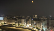 El humo de los incendios tiñe de naranja la Luna de A Coruña