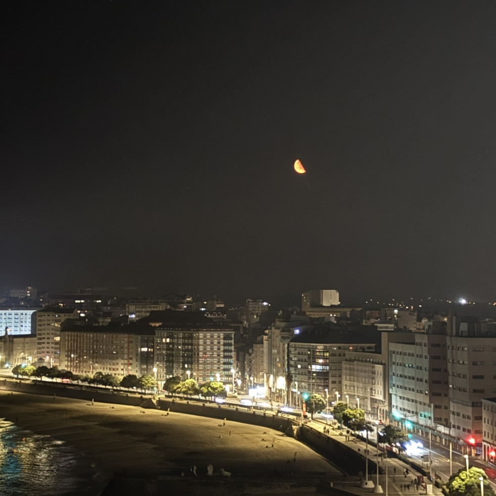 El humo de los incendios tiñe de naranja la Luna de A Coruña